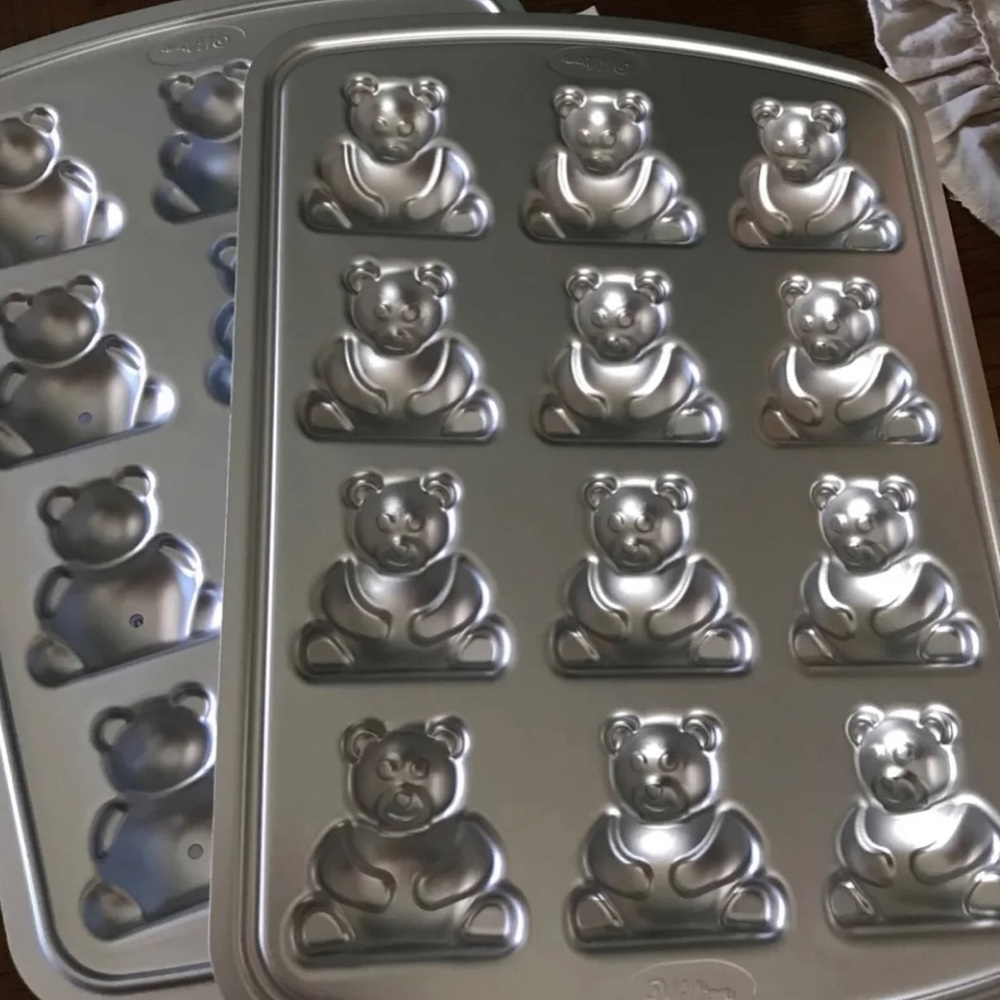 Wilton teddy bear pan candy mold, cake pops or molded cookies. New